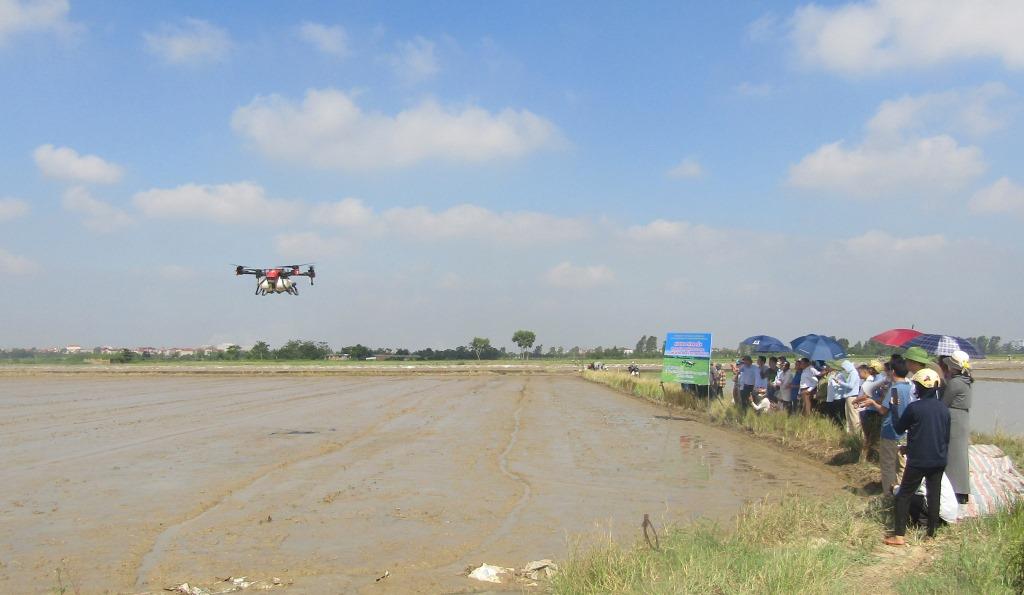 Bắc Ninh: Trình diễn mô hình gieo sạ bằng máy bay không người lái