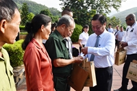 Bộ trưởng Lê Minh Hoan dâng hương tại Khu di tích Quốc gia Bộ Canh nông Tuyên Quang