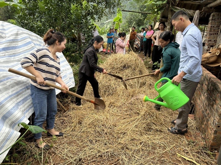 Cao Bằng Lớp tập huấn kỹ thuật xử lý rơm rạ thành phân bón hữu cơ bằng chế phẩm vi sinh