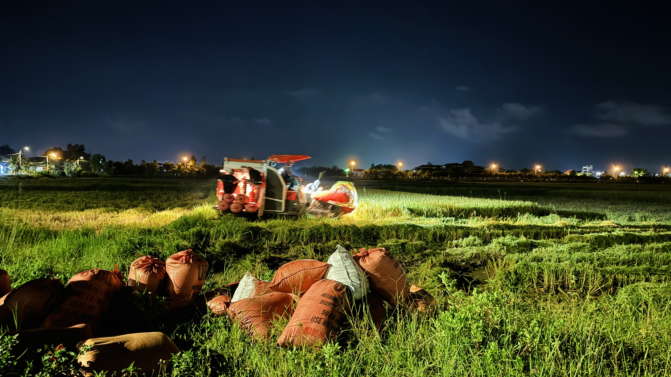 Hà Tĩnh Tăng tốc thu hoạch lúa vụ xuân, khẩn trương làm đất sản xuất vụ