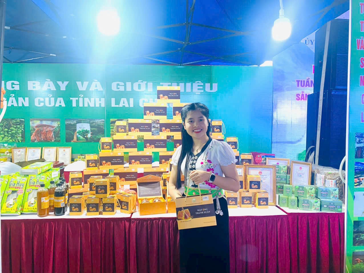 Cô gái trẻ đưa ong mật Lai Châu vươn xa