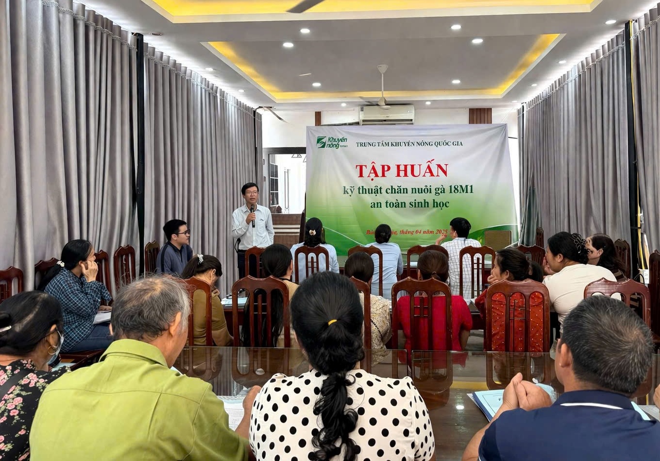Cao Bằng Tập huấn nhân rộng mô hình chăn nuôi gà 18m1 an toàn sinh học