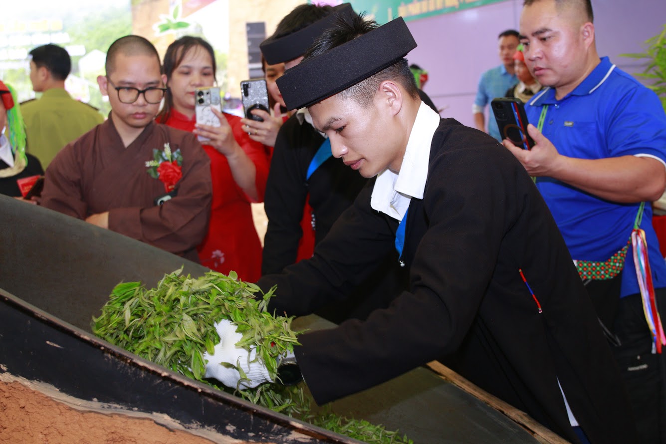Xã Cao Bồ Tuyên Quang  Hội thi chế biến chè Shan tuyết truyền thống gắn với lễ hội “Miền chè di sản”