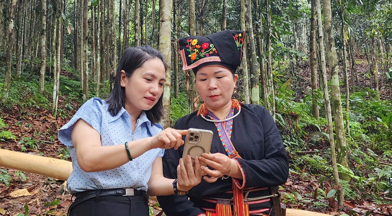 Cán bộ khuyến nông Lào Cai - Những “sứ giả” đưa công nghệ số về bản làng