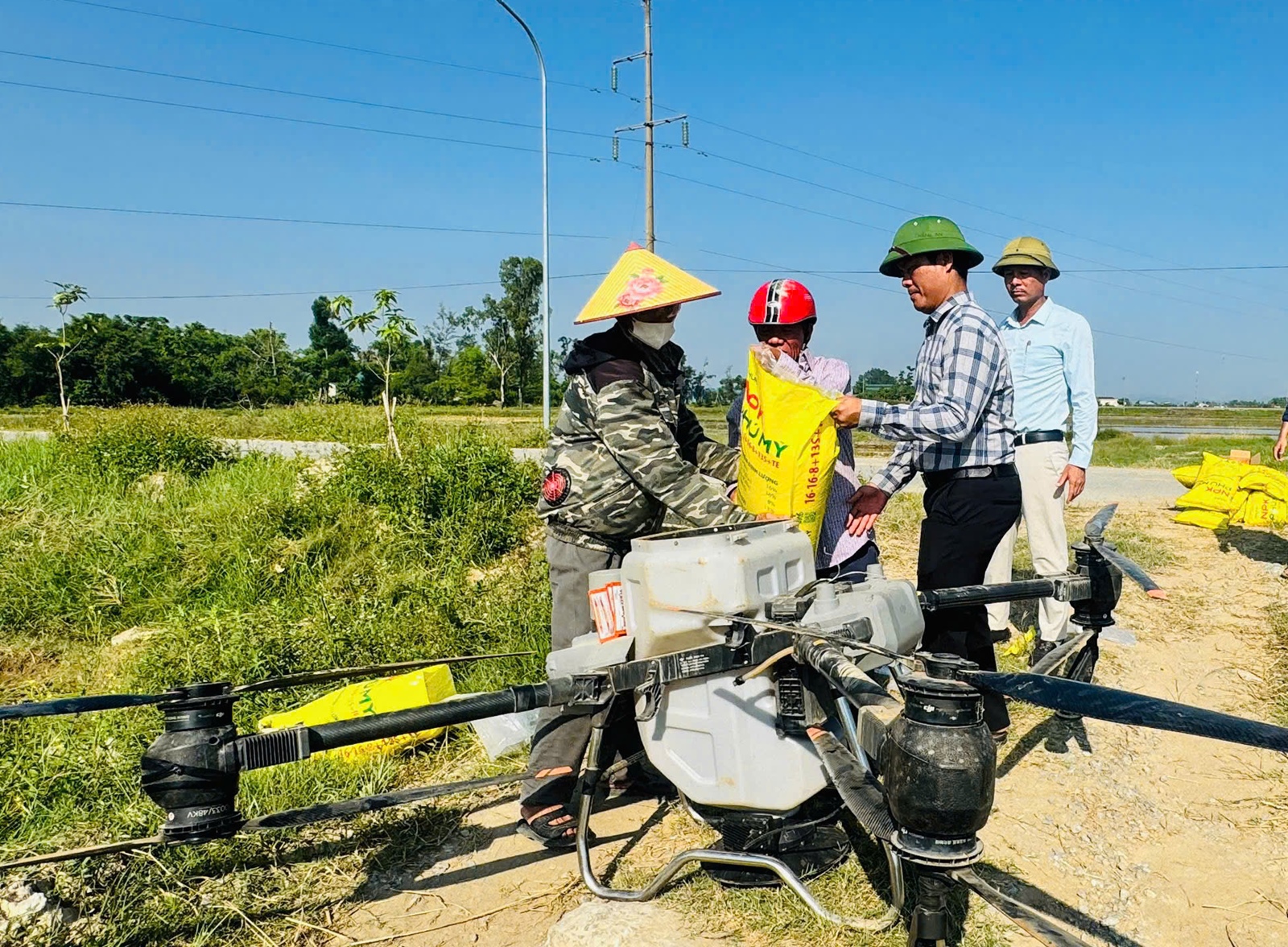 Hà Tĩnh Máy cấy, máy bay cùng “xuống đồng” vụ hè thu