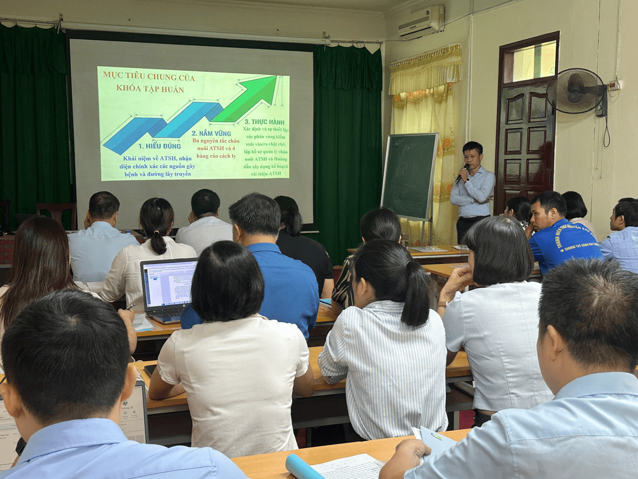 TTKNQG Nâng cao năng lực cán bộ khuyến nông về an toàn sinh học trong chăn nuôi lợn tại Bắc Ninh