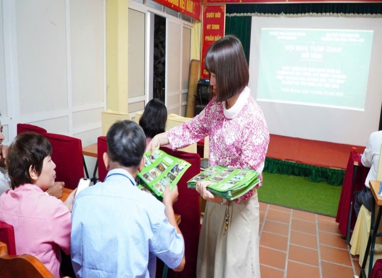 Tập huấn nhân rộng mô hình chăn nuôi gà H’mông tại Phú Thọ và Tuyên Quang