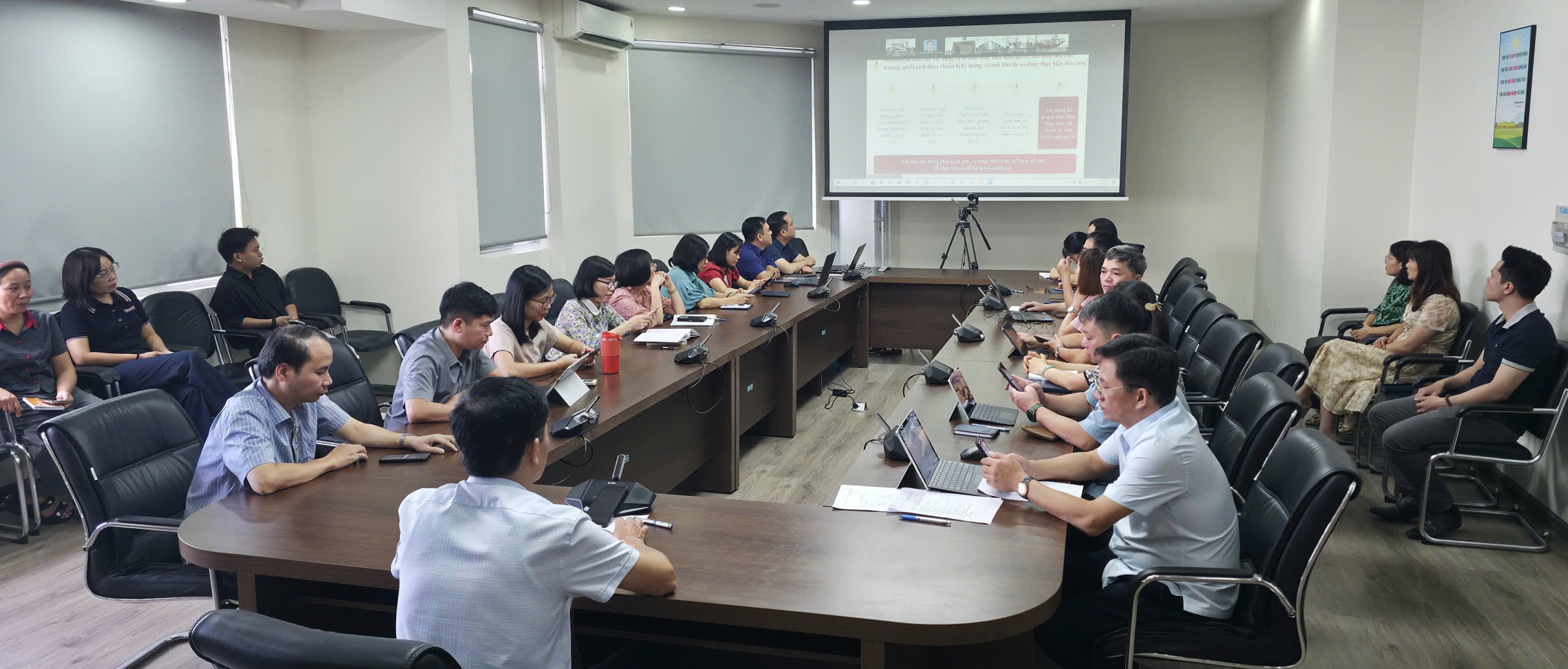 Hội nghị toàn quốc nghiên cứu, học tập, quán triệt và triển khai thực hiện Nghị quyết Hội nghị lần thứ tư Ban Chấp hành Trung ương Đảng khóa XIV