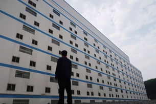 Trung Quốc xây khách sạn heo 13 tầng để ngăn dịch bệnh